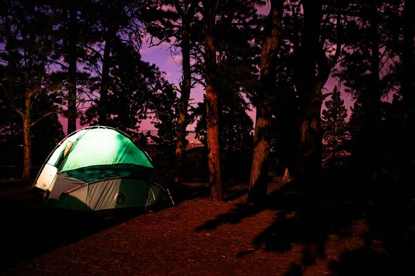 Quels sont les meilleurs conseils pour un camping sous tente en région de vent fort?